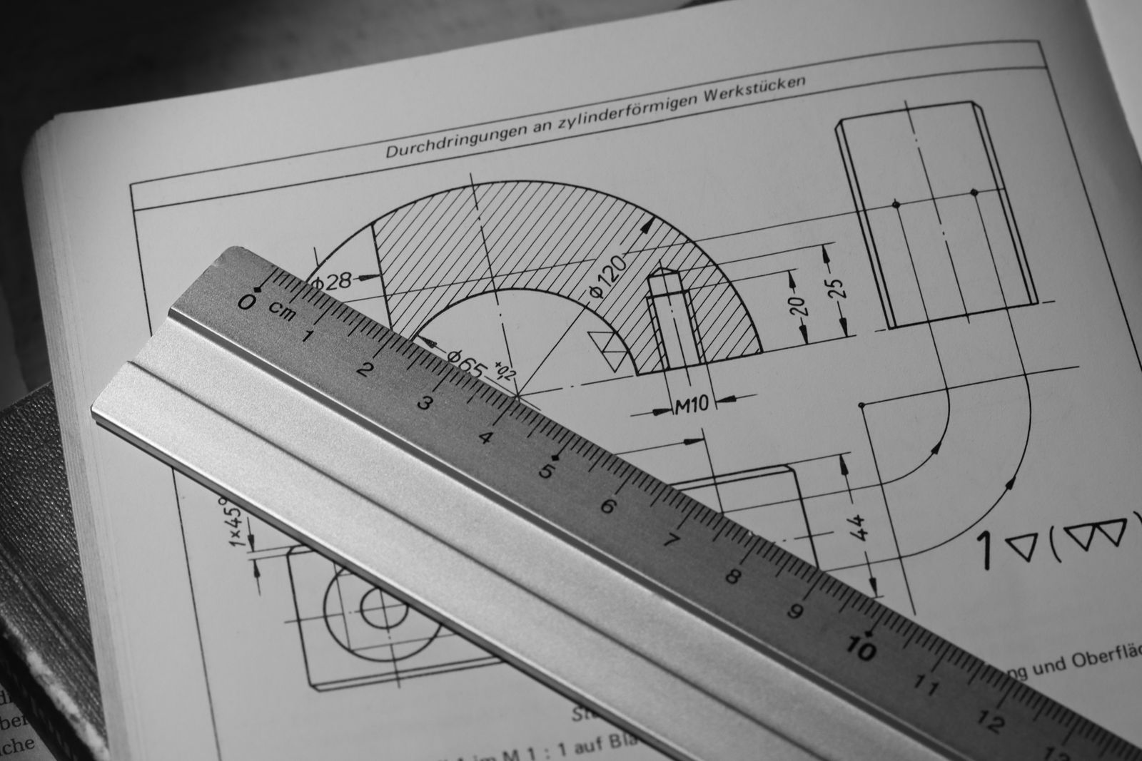 Ekspertyzy techniczne suwnic i konstrukcji — szczegóły wykonania